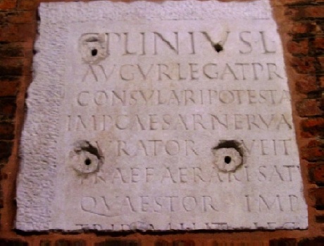 Lapide romana di un certo Plinius nell'atrio di sant'Ambrogio a Milano