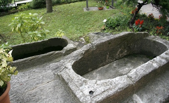 La tomba con due avelli scoperta a Barzago