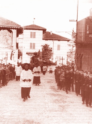 Processione per le vie di Cassago (1948)