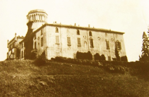  Il Palazzo Pirovano Visconti con la sua poderosa struttura 