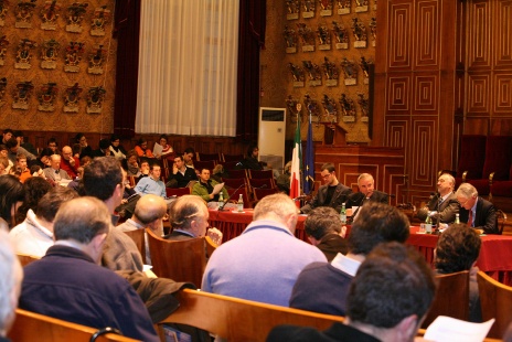 Il relatore don Giacomo Tantardini in un momento dell'incontro del 23 gennaio 2007 a Padova