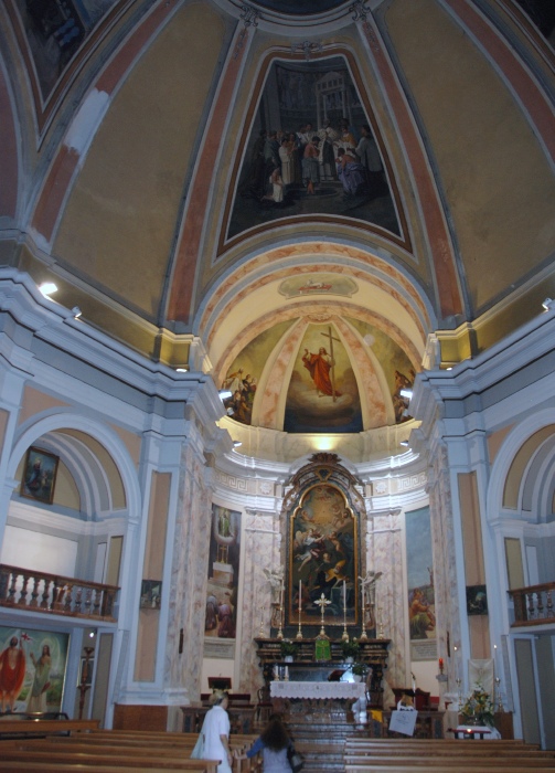L'interno della chiesa di S. Agostino a Cava Manara con la zona absidale