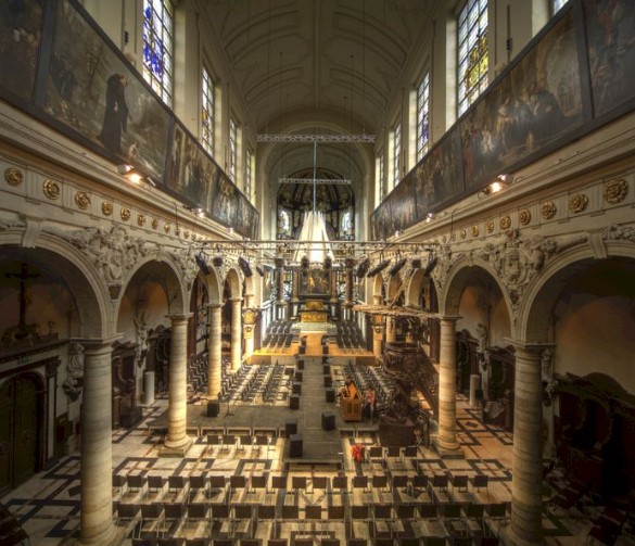 Interno della chiesa di S. Agostino con i quadri di Guglielmo van Herp
