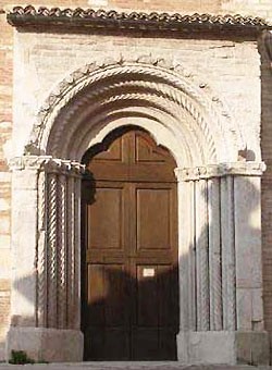 Portale della chiesa agostiniana di Fabriano