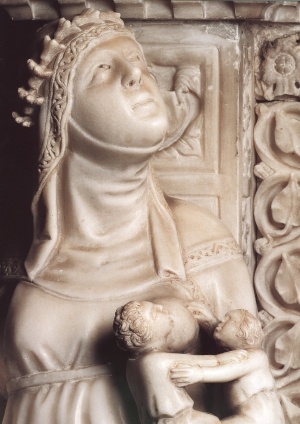 Statua che rappresenta la virtù della Carità