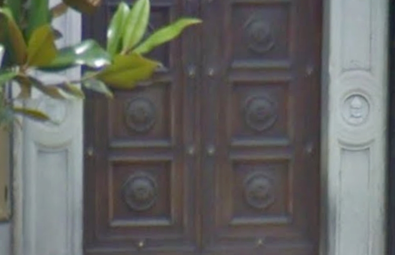 La porta di destra della chiesa con i medaglioni di sant'Agostino e sant'Ambrogio