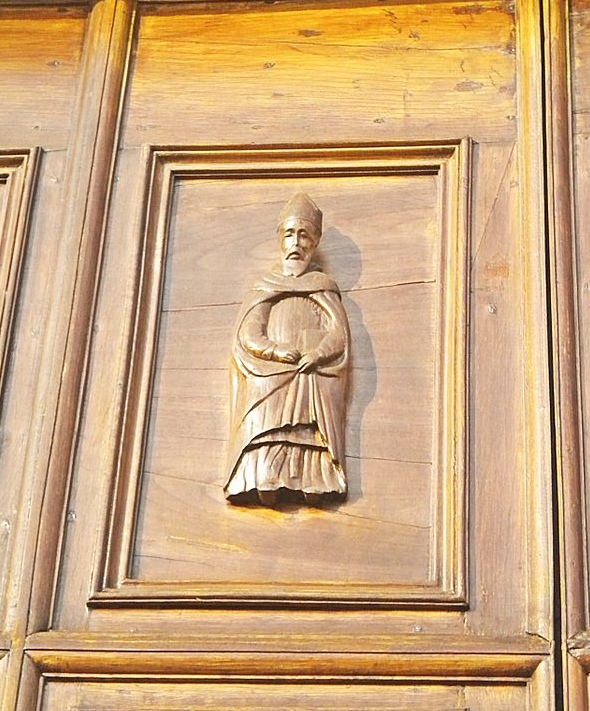 Agostino vescovo e Dottore della Chiesa sulla porta d'ingresso nella chiesa di sant'Agostino a Prato