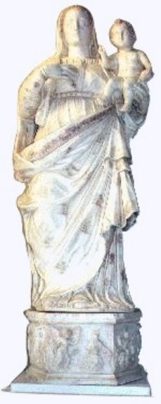La statua della Vergine con il basamento scolpito