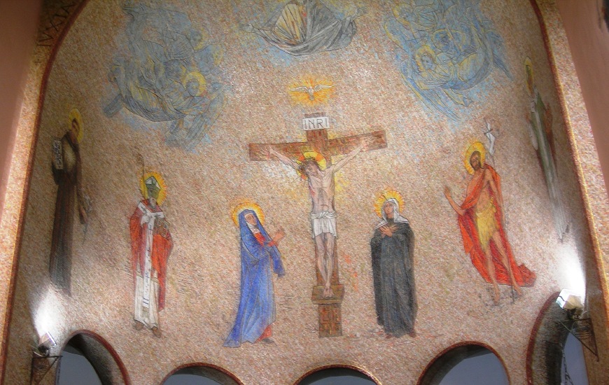 Il Crocifisso, sant'Agostino e altri santi agostiniani nell'abside della basilica