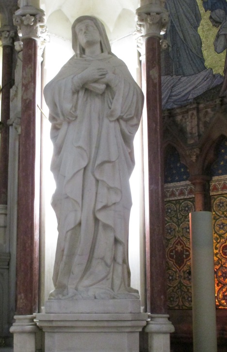 Statua di santa Monica sull'altare maggiore