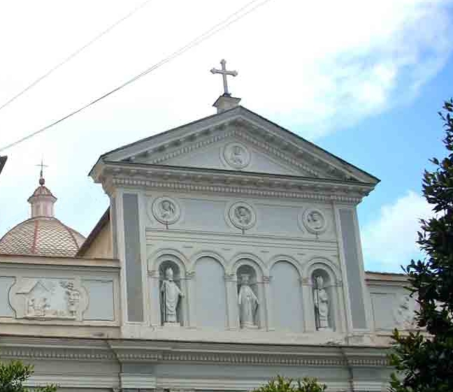 La facciata della chiesa di Alassio con le statue della Vergine, sant'Agostino e sant'Ambrogio