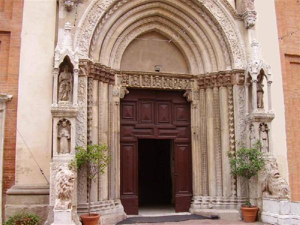 Il portale della chiesa di sant'Agostino a Pesaro
