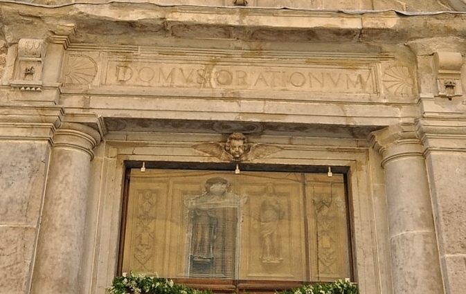 Sant'Agostino vescovo e Dottore della Chiesa scolpito sul portale