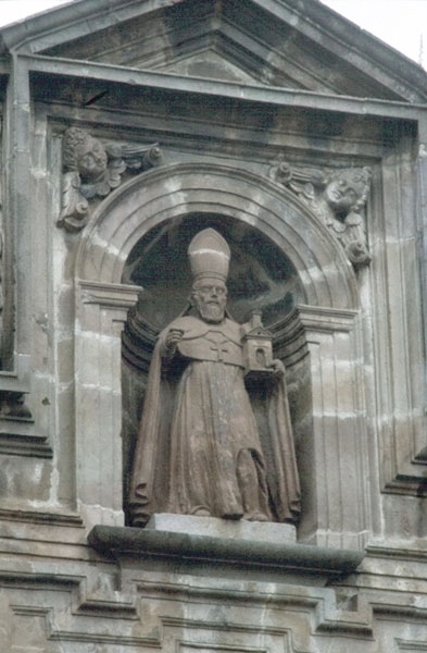 Agostino vescovo e Dottore della Chiesa sulla facciata della chiesa di sant'Agostino a Quito
