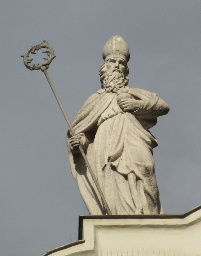 Agostino vescovo e cardioforo sulla facciata della chiesa francescana a Budapest