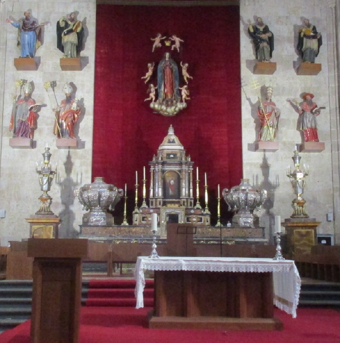 L'altare della Cappella Maggiore con i Dottori della Chiesa e le urne dei santi agostiniani