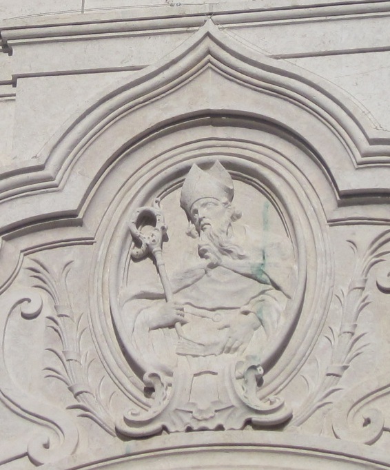 Agostino vescovo nel frontone della chiesa della Graca a Lisbona