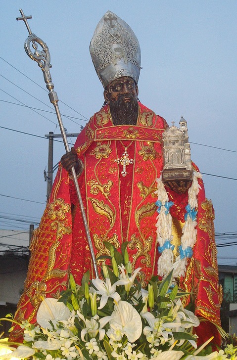 Sant'Agostino vescovo e Dottore della Chiesa in una statua a Tanza nelle Filippine