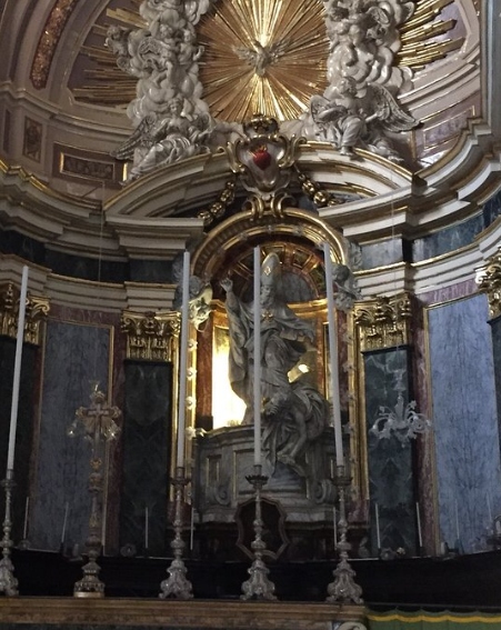 L'altare con la statua di Agostino che combatte le eresie
