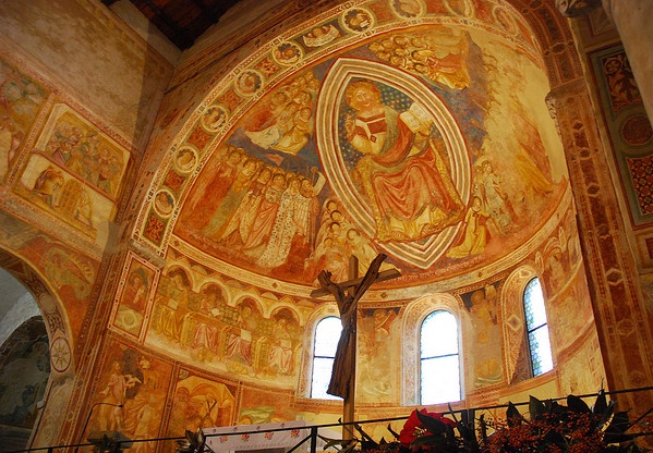 L'abside della chiesa con gli affreschi