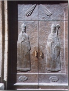 Immagine di Agostino da un altorilievo su una porta della chiesa a Valvibrata