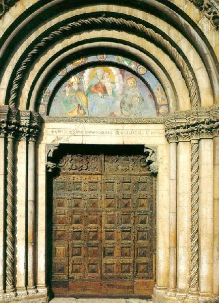 Il portale della chiesa di sant'Agostino