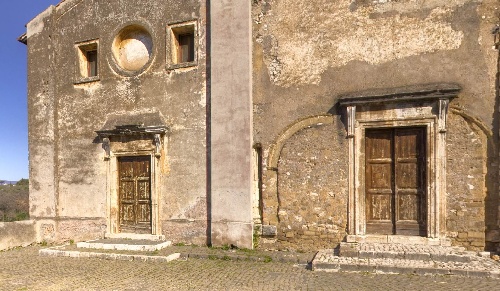 Le due entrate affiancate del Convento (a sinistra) e della chiesa di S. Agostino (a destra) a Cori