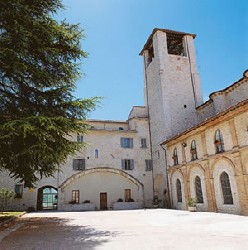Immagine del cortile interno di S. Agostino di Gubbio