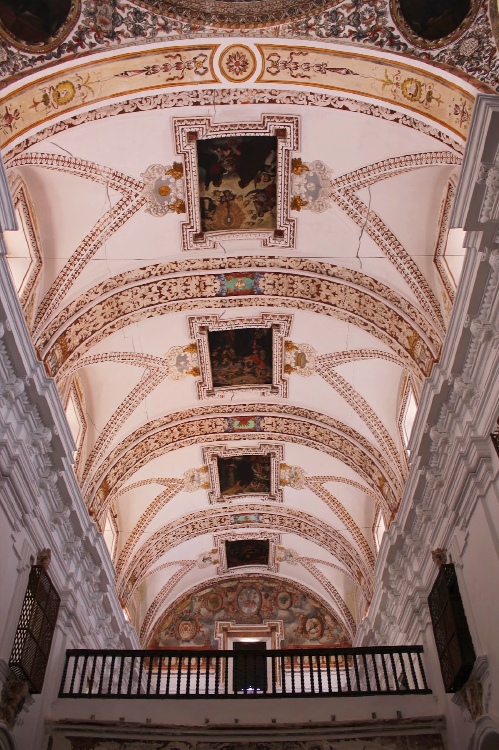 Interno della chiesa di sant'Agostino a Almagro con gli affreschi della navata