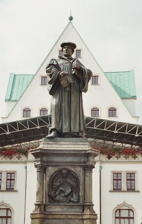 La statua in onore di Martin Lutero a Eisleben