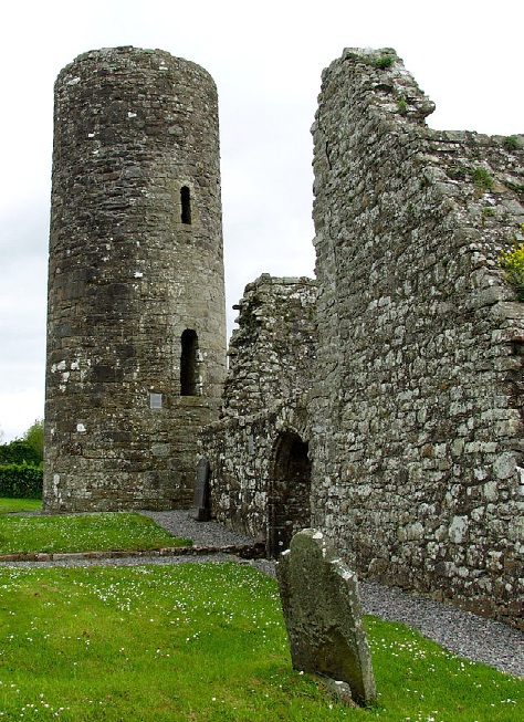 Resti della torre e della chiesa a Drumlane