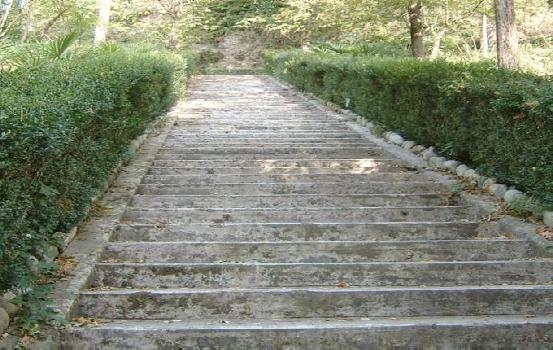 La scalinata che porta al Santuario della Madonna della Rocchetta