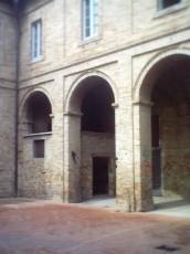 Interno del chiostro del complesso monastico agostiniano