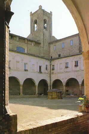 Torre del Passero solitario e il chiostro del monastero agostiniano a Recanati