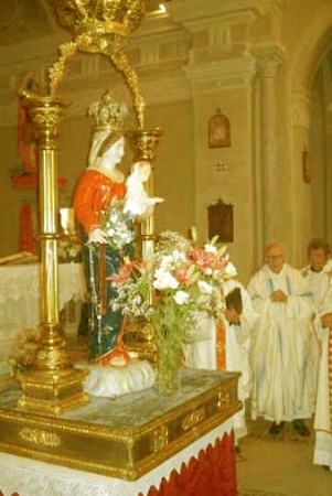 Statua della Madonna della Cintura durante la processione a Mariano di Valmozzola