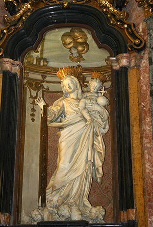 Statua del XVII sec. della Madonna della Cintura nella chiesa di san Marco a Milano
