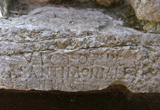 Lapide che ricorda la presenza di vergini consacrate a Dio a Douggha in Tunisia, antica città romana