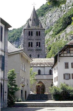 Il campanile romanico del monastero di Saint Maurice a Agaune