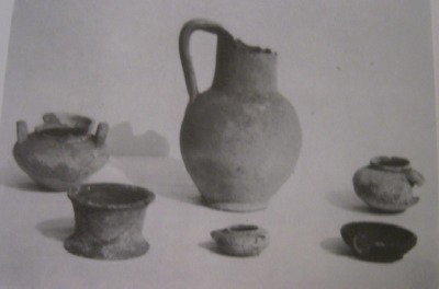 Alcuni reperti in ceramica provenienti dalla tomba del Crotto