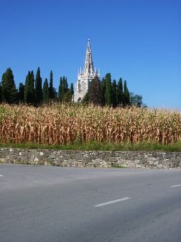 Il monumento Visconti di Modrone visto dalla strada che passa per Tremoncino