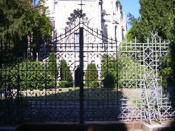 L'entrata al Mausoleo passa da un cancello in ferro battuto