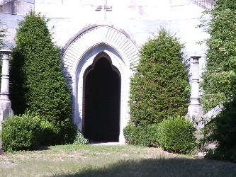L'entrata all'area cimiteriale del Mausoleo, che si trova al piano inferiore