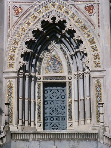 La spettacolare struttura dell'entrata alla cappella del mausoleo con un ricchissimo panneggio in merletti di pietra