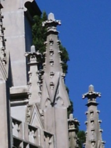 Particolare delle guglie con ornamenti neogotici del piano delle finestre