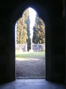 Vista prospettica del cortile d'entrata e del viale di accesso al mausoleo dalla porta dell'area cimiteriale