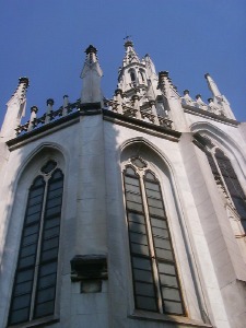 La stupefacente eleganza della architettura del mausoleo con la snella presenza di finestre bifore