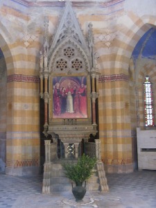 L'altare della cappella rialzato rispetto al piano del locale
