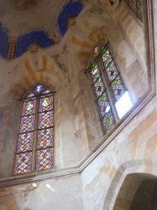 Il piano interno del tamburo delle finestre bifore con le loro caratteristiche decorazioni in vetro colorato