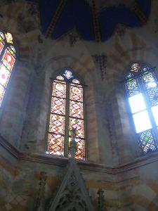 La magnifica struttura ottagonale disegnata dal susseguirsi delle bifore nella verticale della cappella