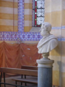 Una delle otto cappellette laterali con un busto sull'angolo della colonna